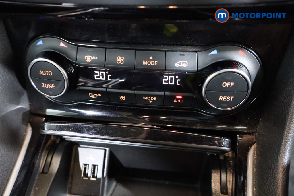 Infiniti Q30 Premium Manual Petrol Hatchback - Stock Number (1589915) - 12th supplementary image