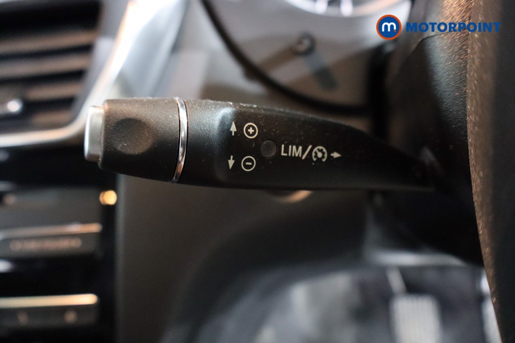 Infiniti Q30 Premium Manual Petrol Hatchback - Stock Number (1589915) - 18th supplementary image