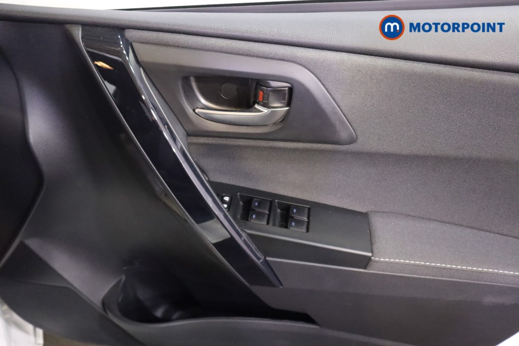 Toyota Auris Design Automatic Petrol-Electric Hybrid Hatchback - Stock Number (1594343) - 9th supplementary image