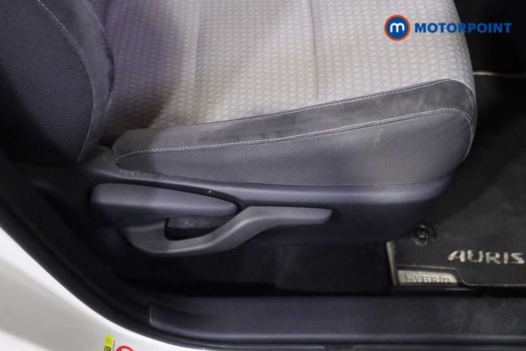 Toyota Auris Design Automatic Petrol-Electric Hybrid Hatchback - Stock Number (1594343) - 16th supplementary image