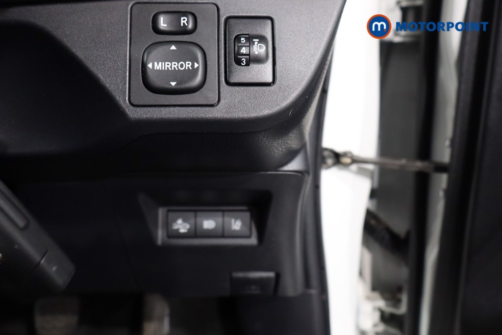 Toyota Yaris Bi-Tone Manual Petrol Hatchback - Stock Number (1590660) - 20th supplementary image