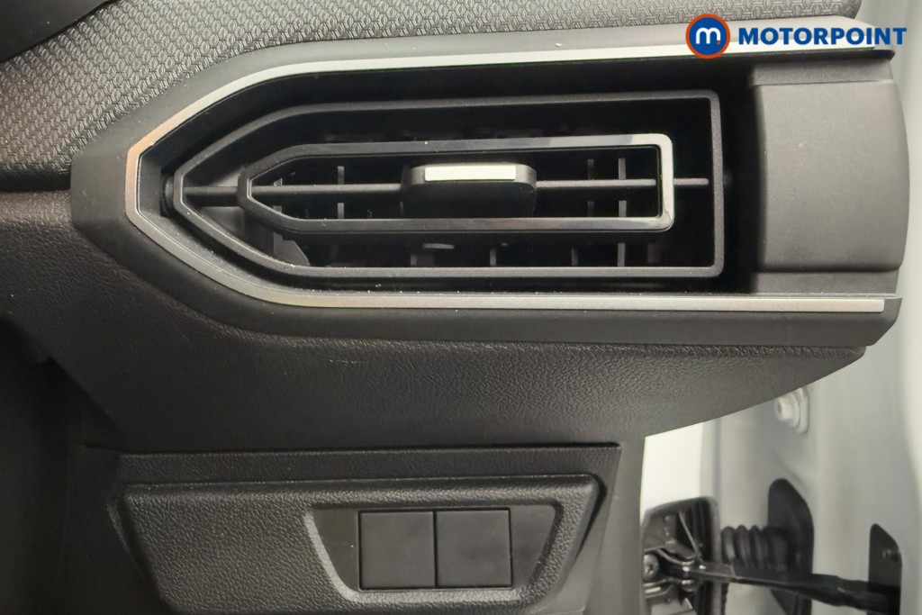 Dacia Sandero Essential Manual Petrol Hatchback - Stock Number (1591641) - 12th supplementary image