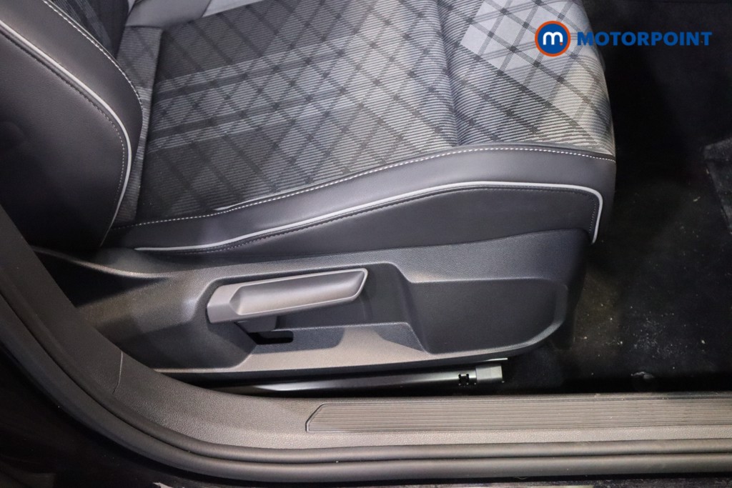 Volkswagen Golf R-Line Automatic Petrol Hatchback - Stock Number (1595161) - 16th supplementary image