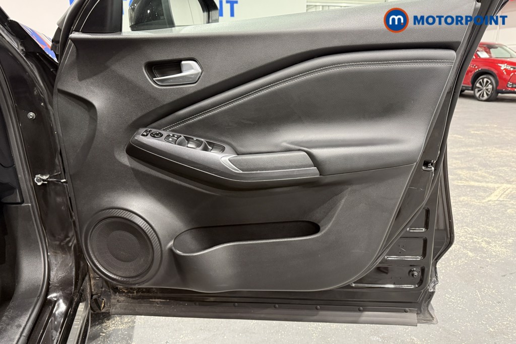 Nissan Juke N-Connecta Manual Petrol SUV - Stock Number (1566100) - 14th supplementary image