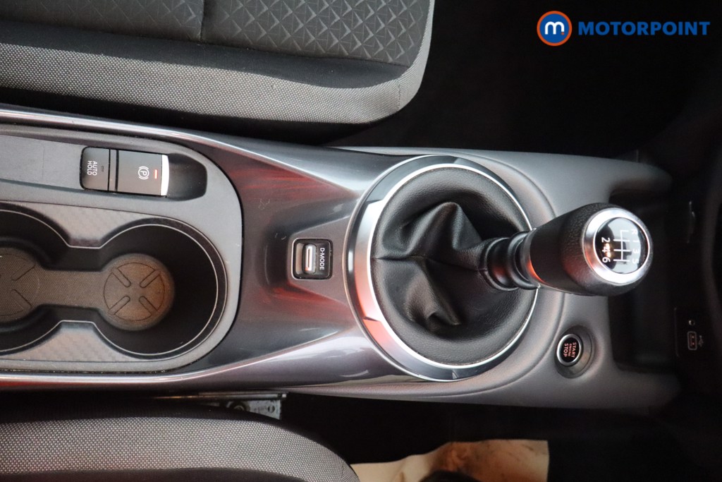 Nissan Juke N-Connecta Manual Petrol SUV - Stock Number (1591361) - 9th supplementary image