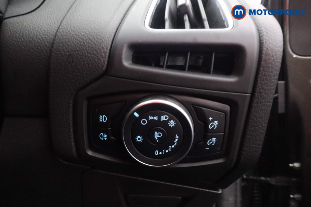 Ford Focus Titanium Automatic Petrol Hatchback - Stock Number (1591565) - 9th supplementary image