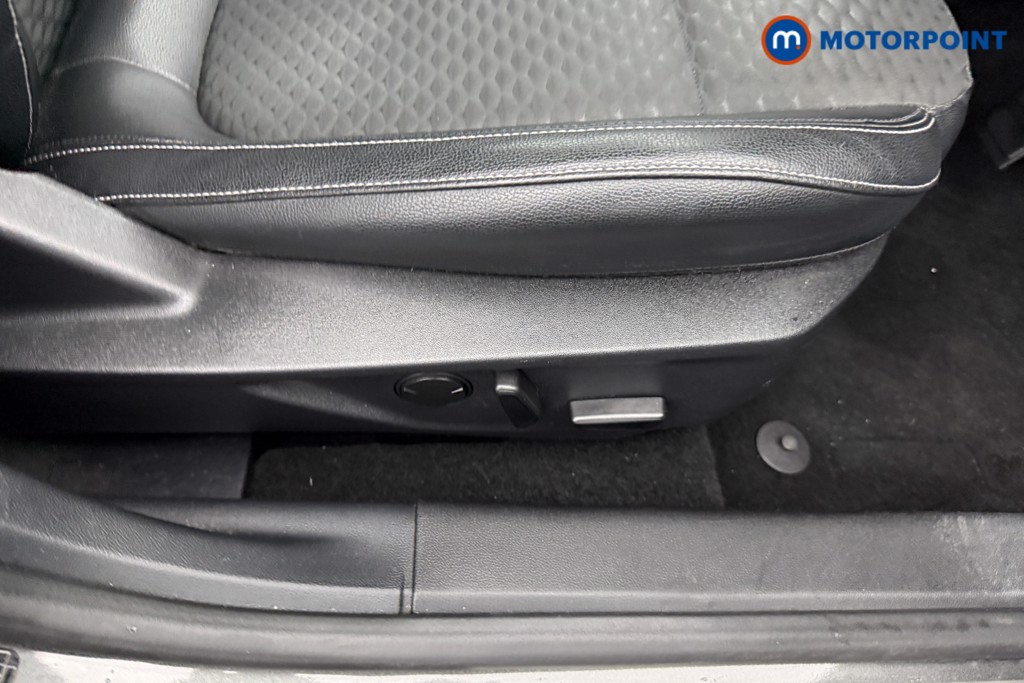 Ford Focus Titanium X Manual Petrol Hatchback - Stock Number (1594047) - 17th supplementary image