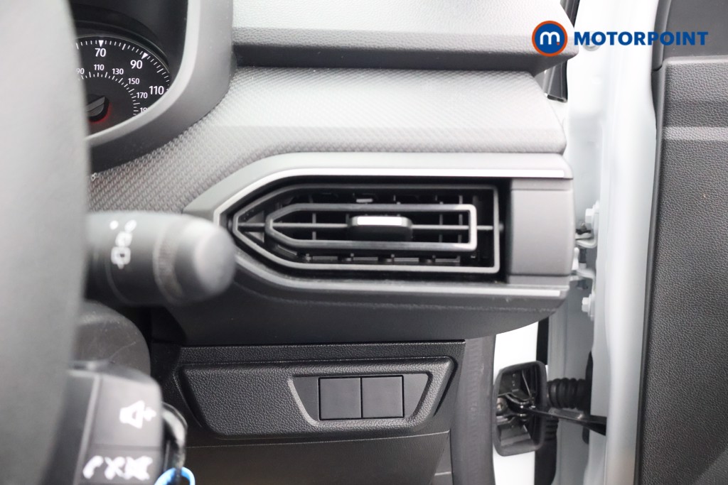 Dacia Sandero Essential Manual Petrol Hatchback - Stock Number (1593703) - 8th supplementary image