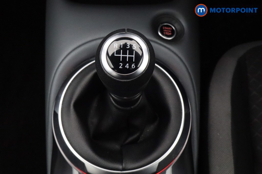 Nissan Juke N-Connecta Manual Petrol SUV - Stock Number (1592912) - 4th supplementary image