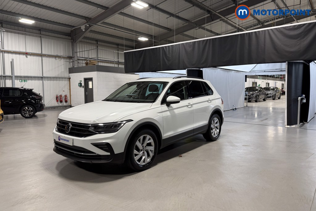 Volkswagen Tiguan Life Automatic Petrol SUV - Stock Number (1592834) - Passenger side front corner