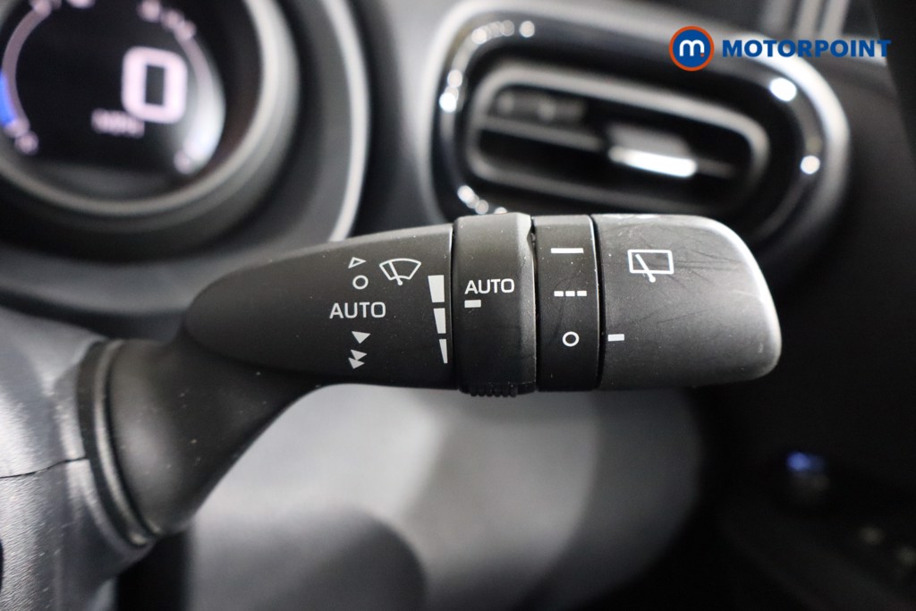 Toyota Yaris Design Automatic Petrol-Electric Hybrid Hatchback - Stock Number (1593273) - 5th supplementary image