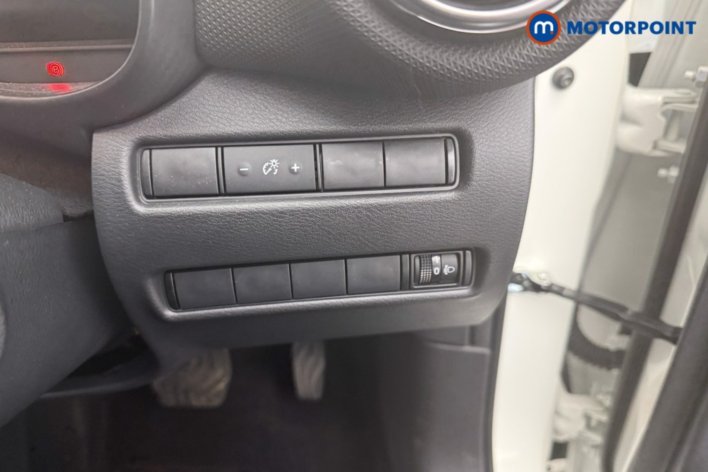 Nissan Juke N-Connecta Automatic Petrol-Electric Hybrid SUV - Stock Number (1595683) - 13th supplementary image