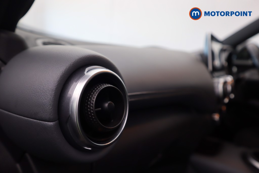 Nissan Juke N-Connecta Manual Petrol SUV - Stock Number (1598338) - 35th supplementary image