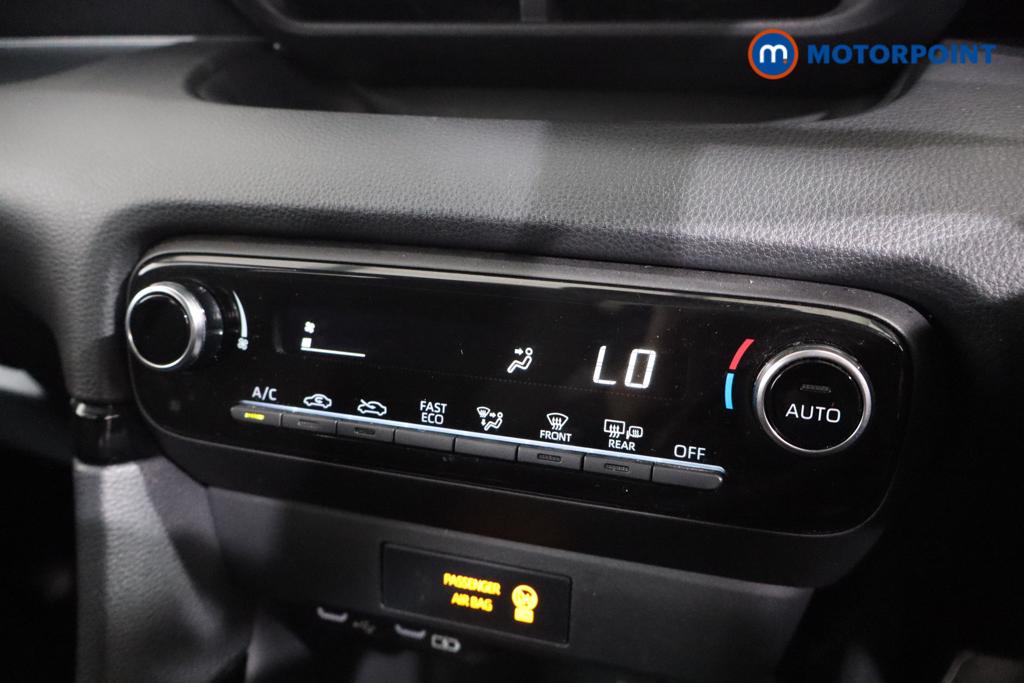 Toyota Yaris Design Automatic Petrol-Electric Hybrid Hatchback - Stock Number (1580669) - 3rd supplementary image