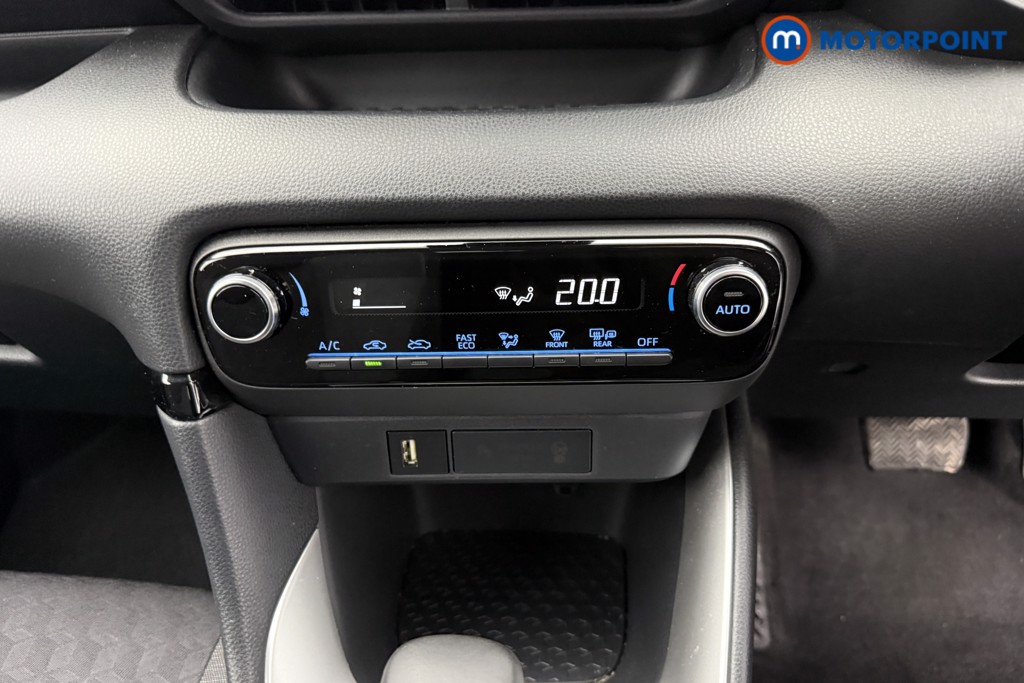 Toyota Yaris Design Automatic Petrol-Electric Hybrid Hatchback - Stock Number (1588069) - 10th supplementary image