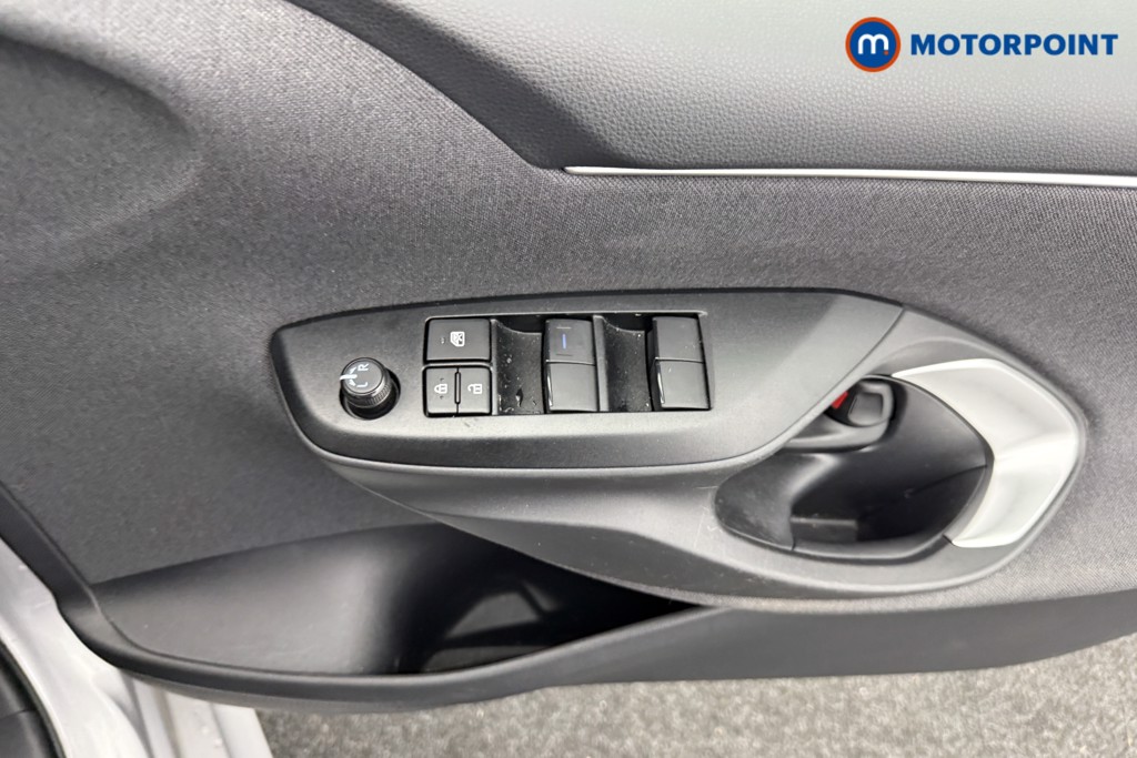 Toyota Yaris Design Automatic Petrol-Electric Hybrid Hatchback - Stock Number (1588069) - 15th supplementary image