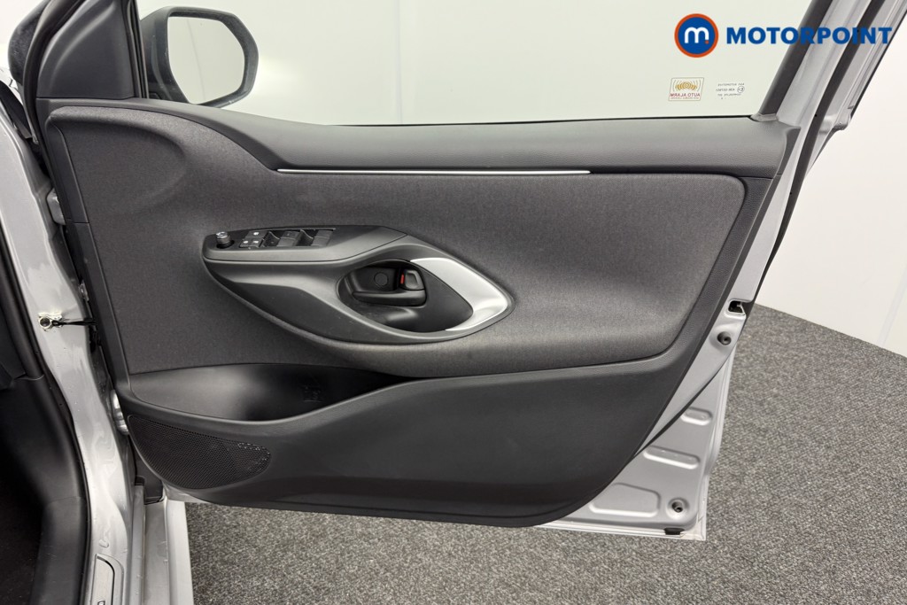 Toyota Yaris Design Automatic Petrol-Electric Hybrid Hatchback - Stock Number (1588069) - 16th supplementary image