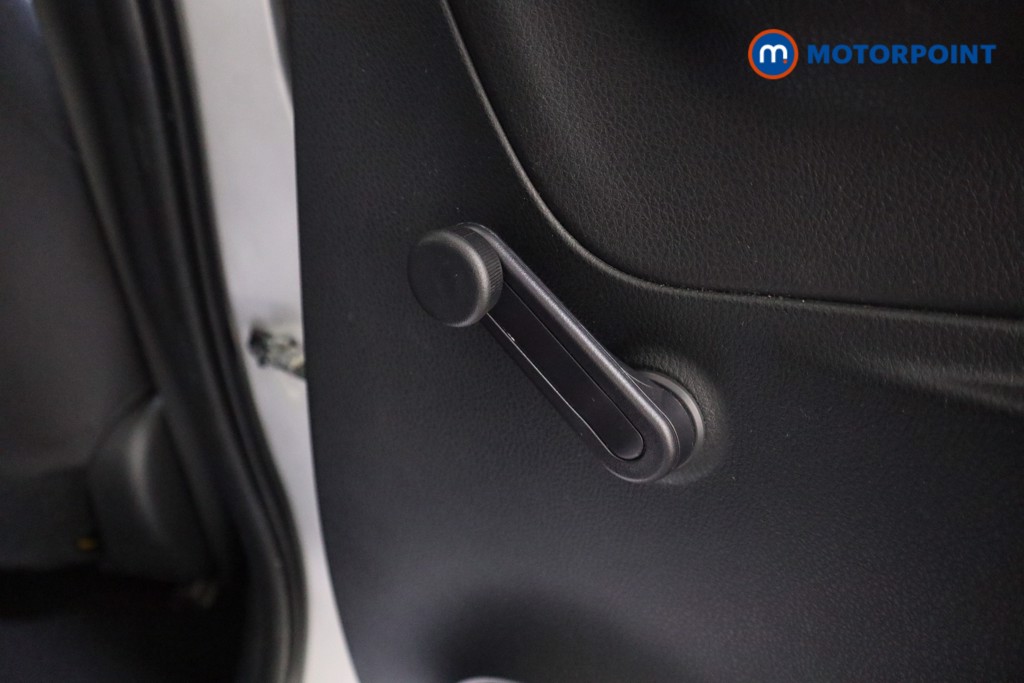 Toyota Yaris Y20 Automatic Petrol-Electric Hybrid Hatchback - Stock Number (1597574) - 17th supplementary image