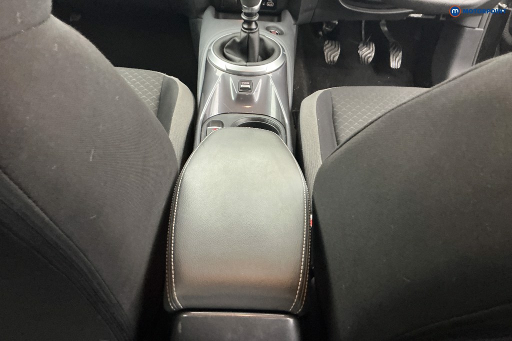 Nissan Juke N-Connecta Manual Petrol SUV - Stock Number (1589406) - 11th supplementary image