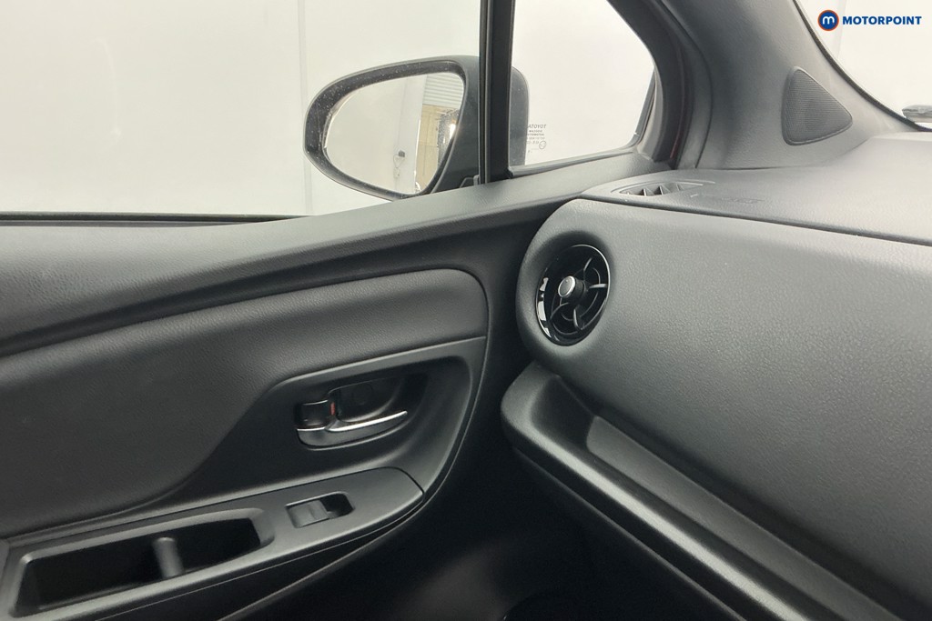 Toyota Yaris Bi-Tone Manual Petrol Hatchback - Stock Number (1589419) - 16th supplementary image