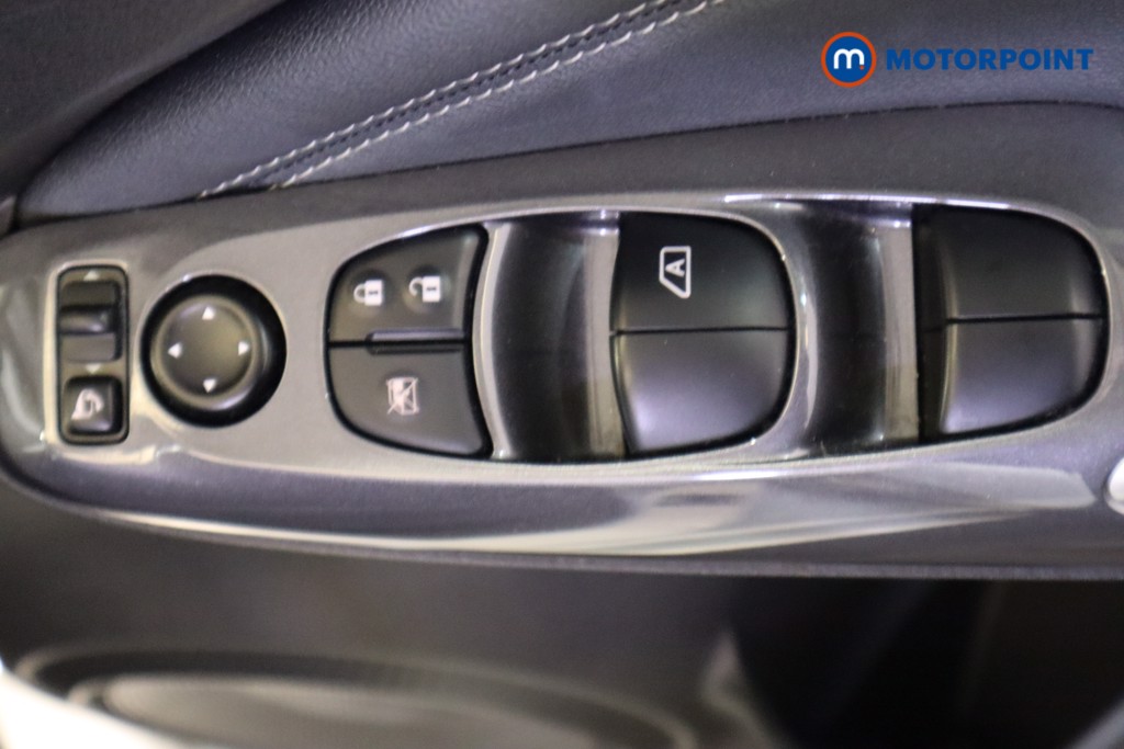 Nissan Juke N-Connecta Manual Petrol SUV - Stock Number (1599090) - 15th supplementary image