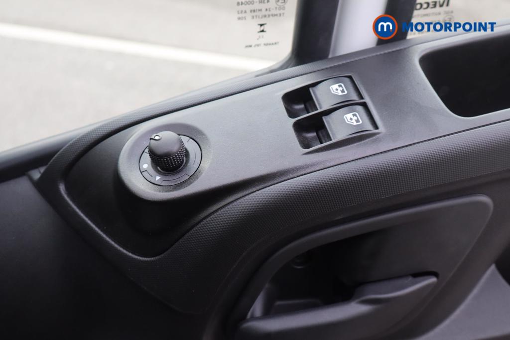 Iveco Daily Business Manual Diesel High Volume-High Roof Van - Stock Number (1597402) - 1st supplementary image