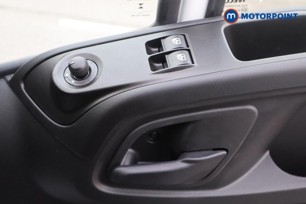 Iveco Daily Business Manual Diesel High Volume-High Roof Van - Stock Number (1597406) - 1st supplementary image