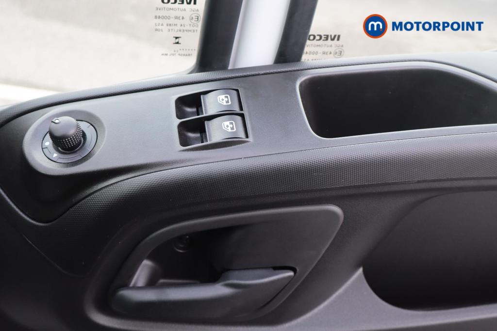 Iveco Daily Business Manual Diesel High Volume-High Roof Van - Stock Number (1597413) - 1st supplementary image