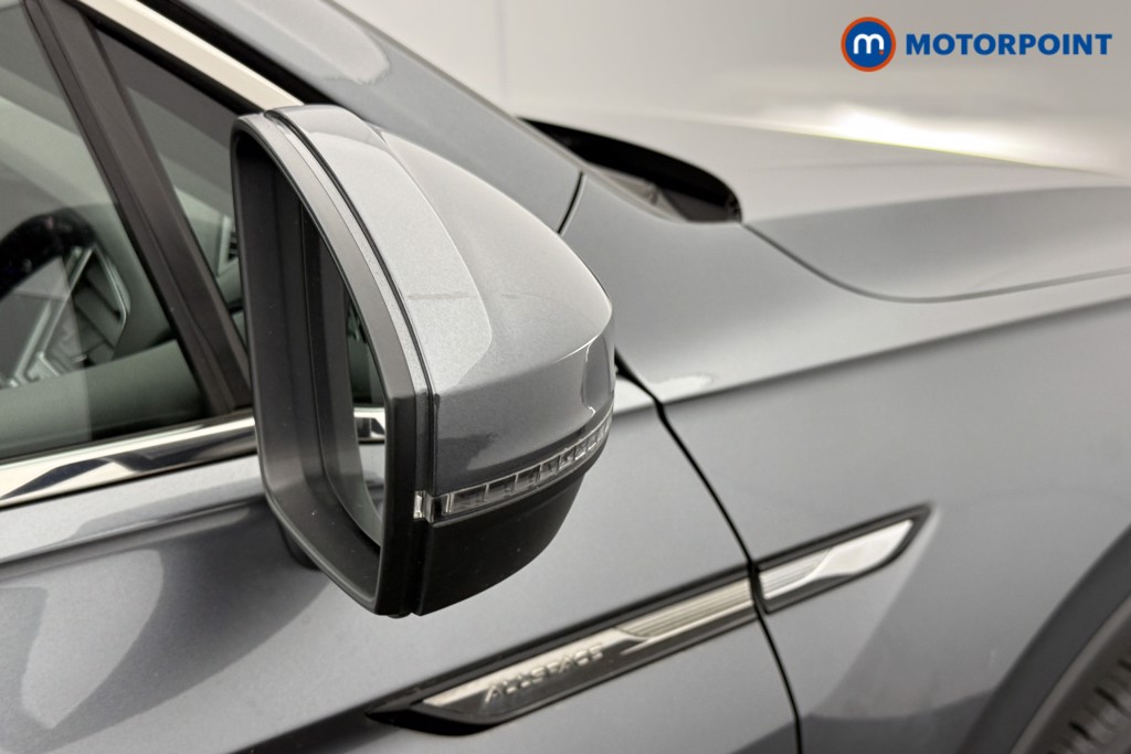 Volkswagen Tiguan Allspace Life Automatic Petrol SUV - Stock Number (1597606) - 19th supplementary image