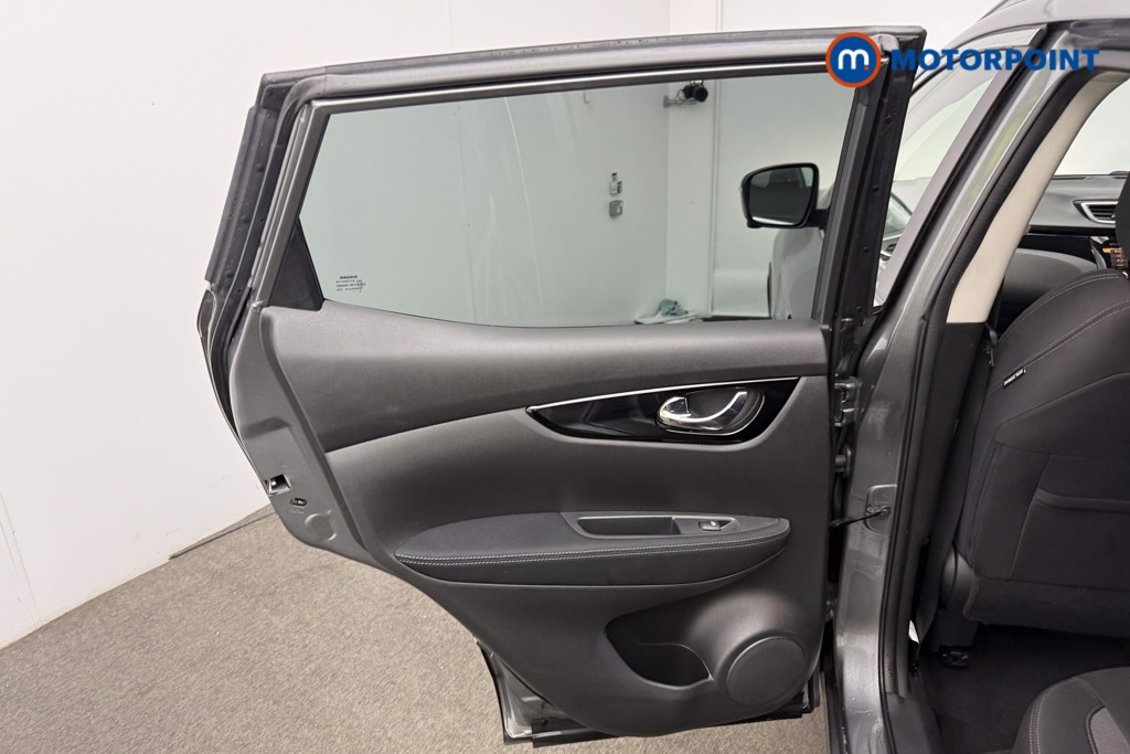 Nissan Qashqai N-Connecta Manual Petrol SUV - Stock Number (1598391) - 7th supplementary image