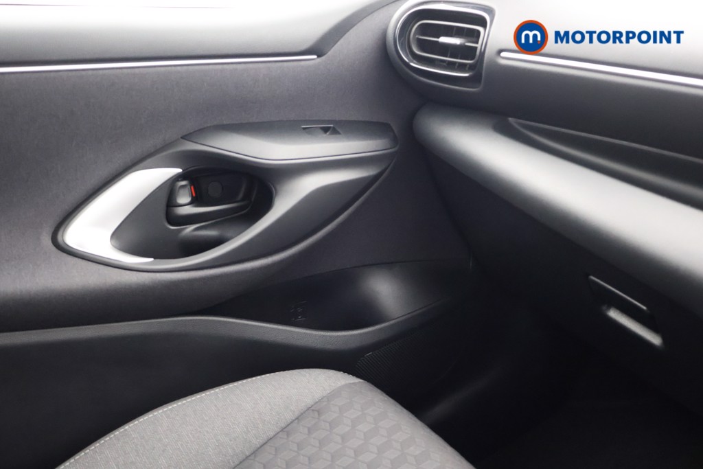 Toyota Yaris Design Automatic Petrol-Electric Hybrid Hatchback - Stock Number (1599987) - 12th supplementary image