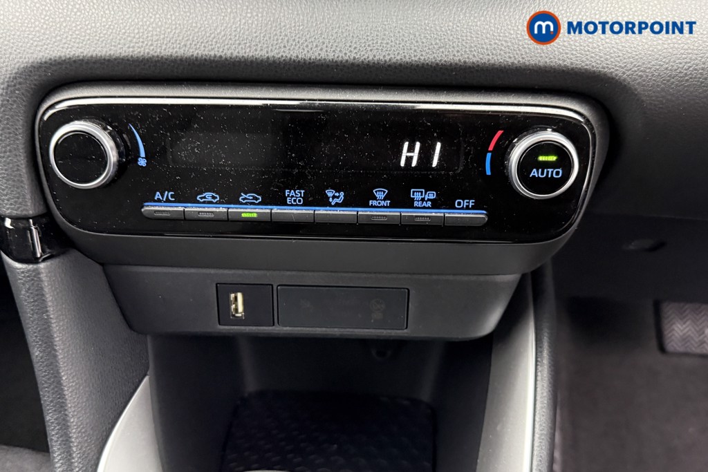 Toyota Yaris Design Automatic Petrol-Electric Hybrid Hatchback - Stock Number (1596980) - 9th supplementary image