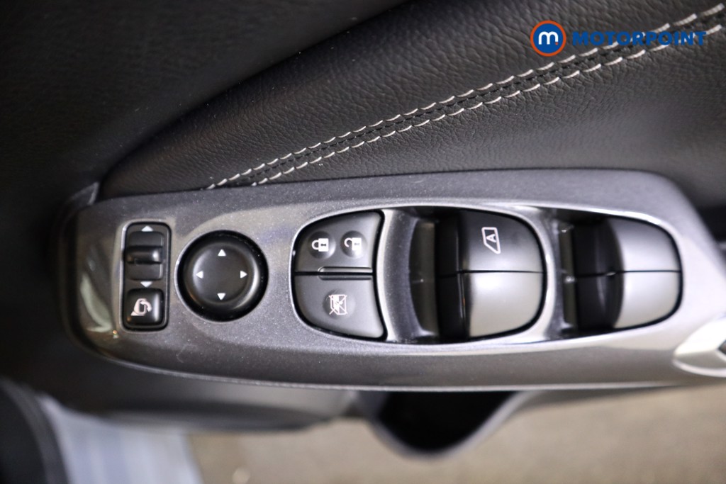 Nissan Juke N-Connecta Manual Petrol SUV - Stock Number (1597060) - 8th supplementary image