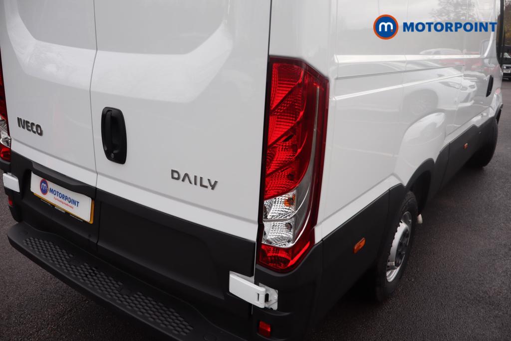 Iveco Daily Business Manual Diesel High Volume-High Roof Van - Stock Number (1597398) - 11th supplementary image