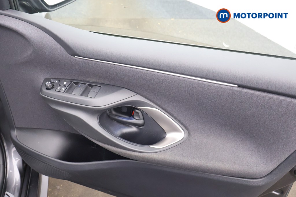 Toyota Yaris Excel Automatic Petrol-Electric Hybrid Hatchback - Stock Number (1582300) - 11th supplementary image