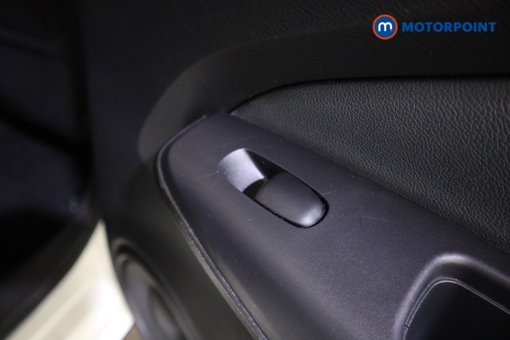 Nissan Juke N-Connecta Manual Petrol SUV - Stock Number (1595953) - 16th supplementary image