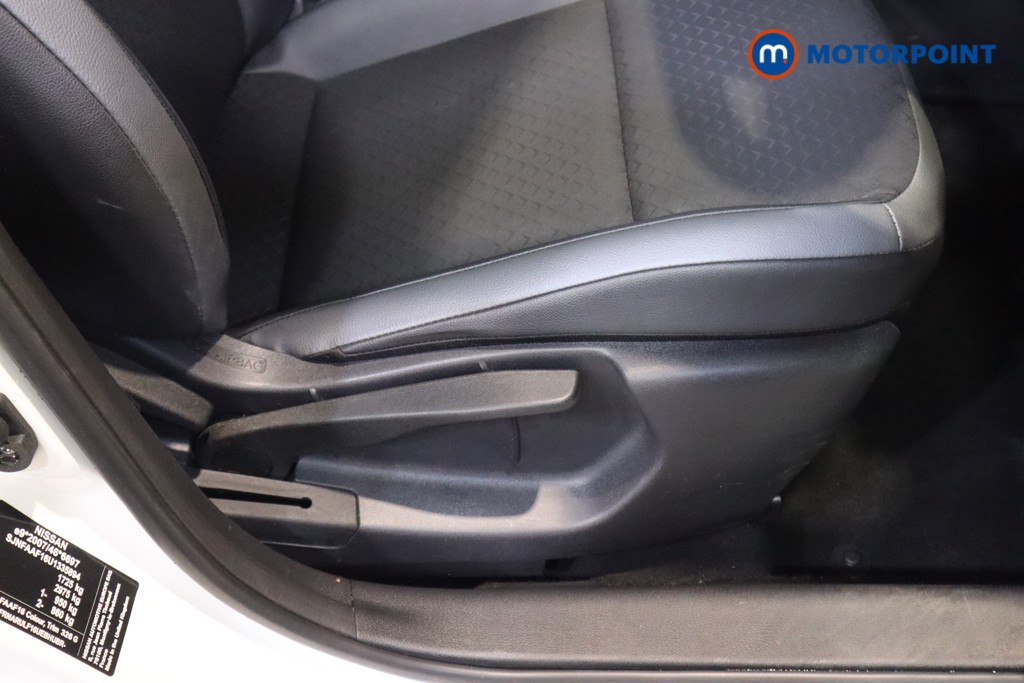 Nissan Juke N-Connecta Automatic Petrol SUV - Stock Number (1599453) - 17th supplementary image