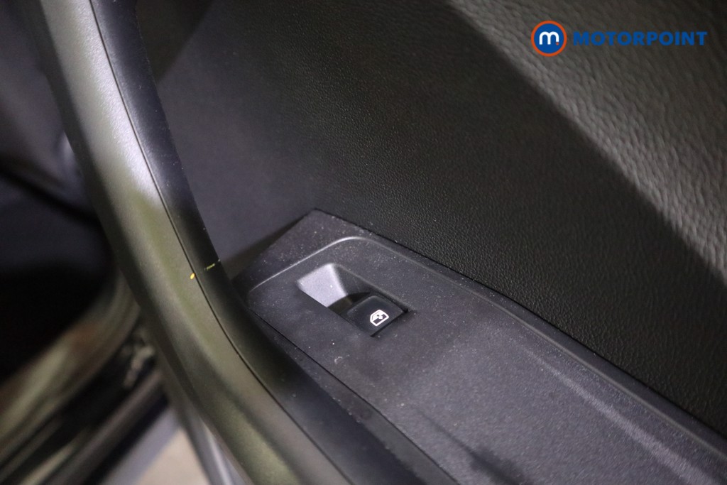 Volkswagen T-Roc Life Automatic Petrol SUV - Stock Number (1595454) - 16th supplementary image