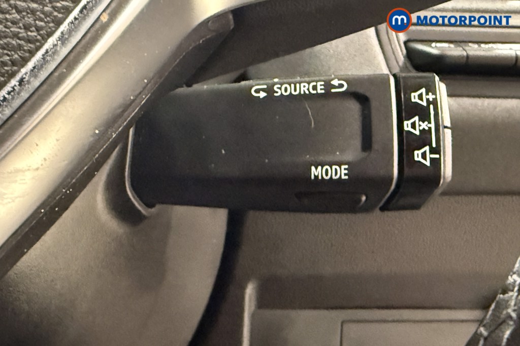 Renault Captur Iconic Manual Petrol SUV - Stock Number (1599963) - 6th supplementary image