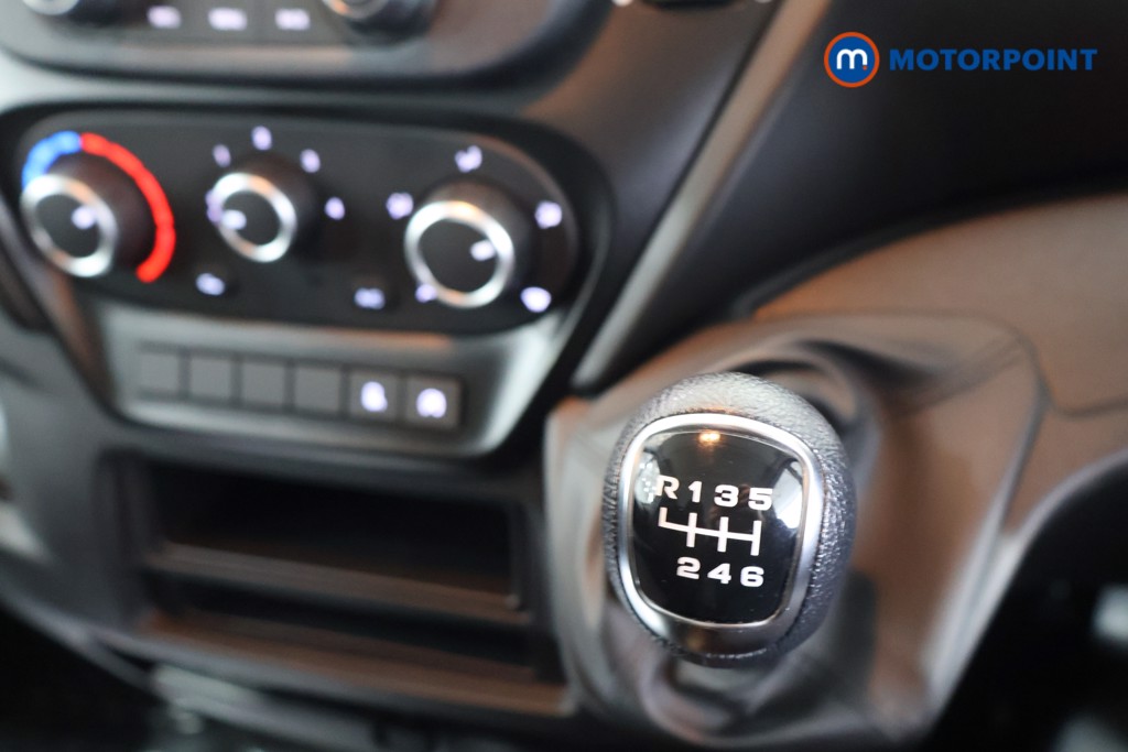 Iveco Daily Business Manual Diesel High Volume-High Roof Van - Stock Number (1597470) - 7th supplementary image