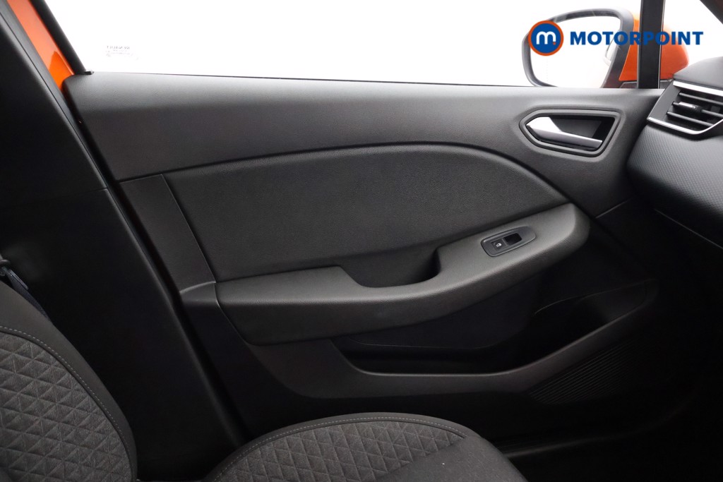 Renault Clio Iconic Manual Petrol Hatchback - Stock Number (1598812) - 7th supplementary image