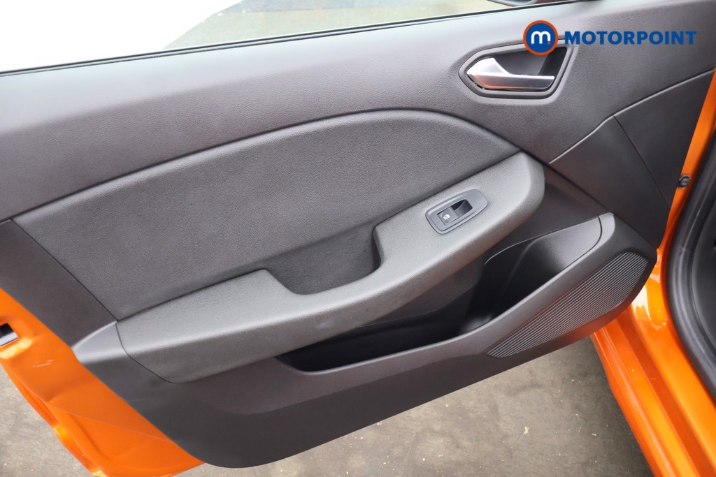 Renault Clio Iconic Manual Petrol Hatchback - Stock Number (1598812) - 19th supplementary image