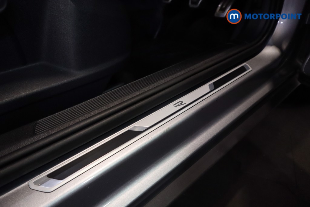 Volkswagen T-Roc R-Line Manual Petrol SUV - Stock Number (1602459) - 6th supplementary image