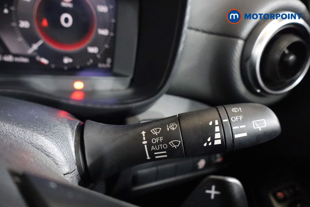 Nissan Juke N-Connecta Automatic Petrol SUV - Stock Number (1575758) - 5th supplementary image