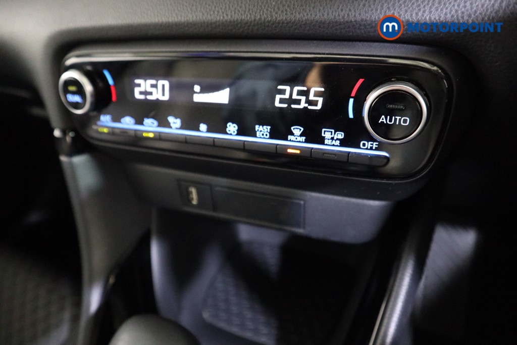 Toyota Yaris Dynamic Automatic Petrol-Electric Hybrid Hatchback - Stock Number (1599559) - 8th supplementary image