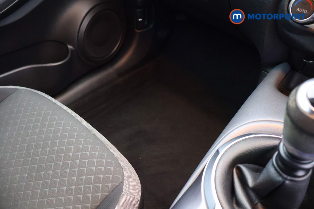 Nissan Juke N-Connecta Manual Petrol SUV - Stock Number (1599743) - 8th supplementary image