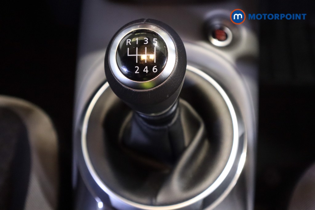 Nissan Juke N-Connecta Manual Petrol SUV - Stock Number (1603117) - 5th supplementary image