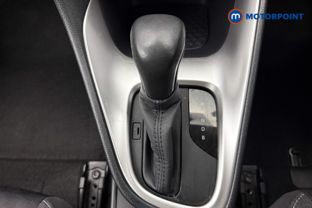 Toyota Yaris Design Automatic Petrol-Electric Hybrid Hatchback - Stock Number (1602878) - 6th supplementary image