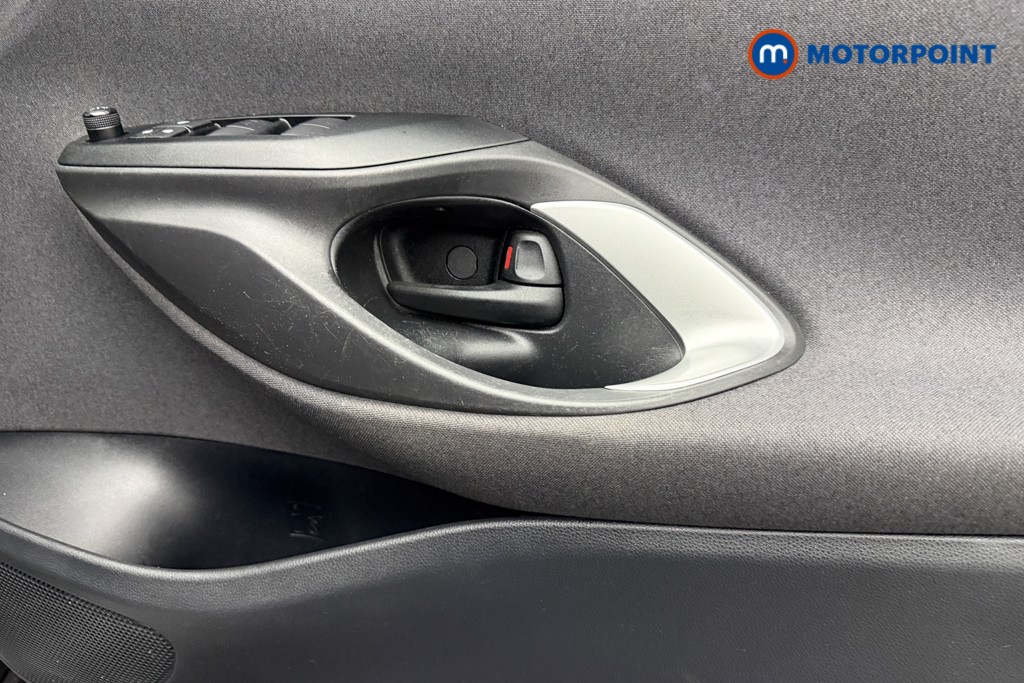 Toyota Yaris Design Automatic Petrol-Electric Hybrid Hatchback - Stock Number (1602878) - 16th supplementary image