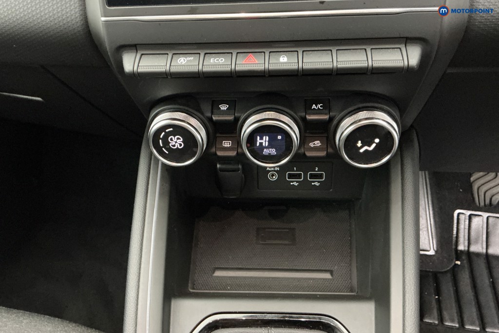 Renault Clio Iconic Edition Manual Petrol Hatchback - Stock Number (1597789) - 15th supplementary image